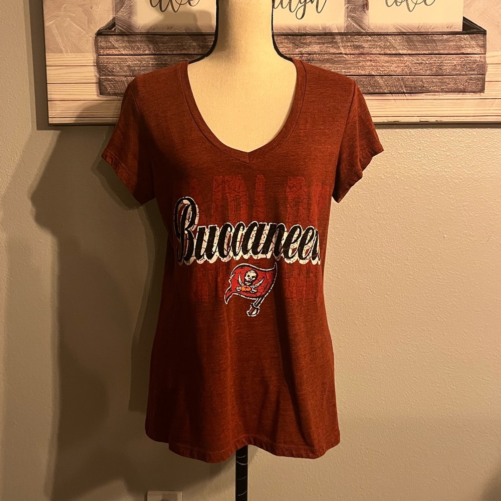 🏈NFL Team Apparel Woman’s Tampa Bay Buccaneers Distressed T-Shirt Large